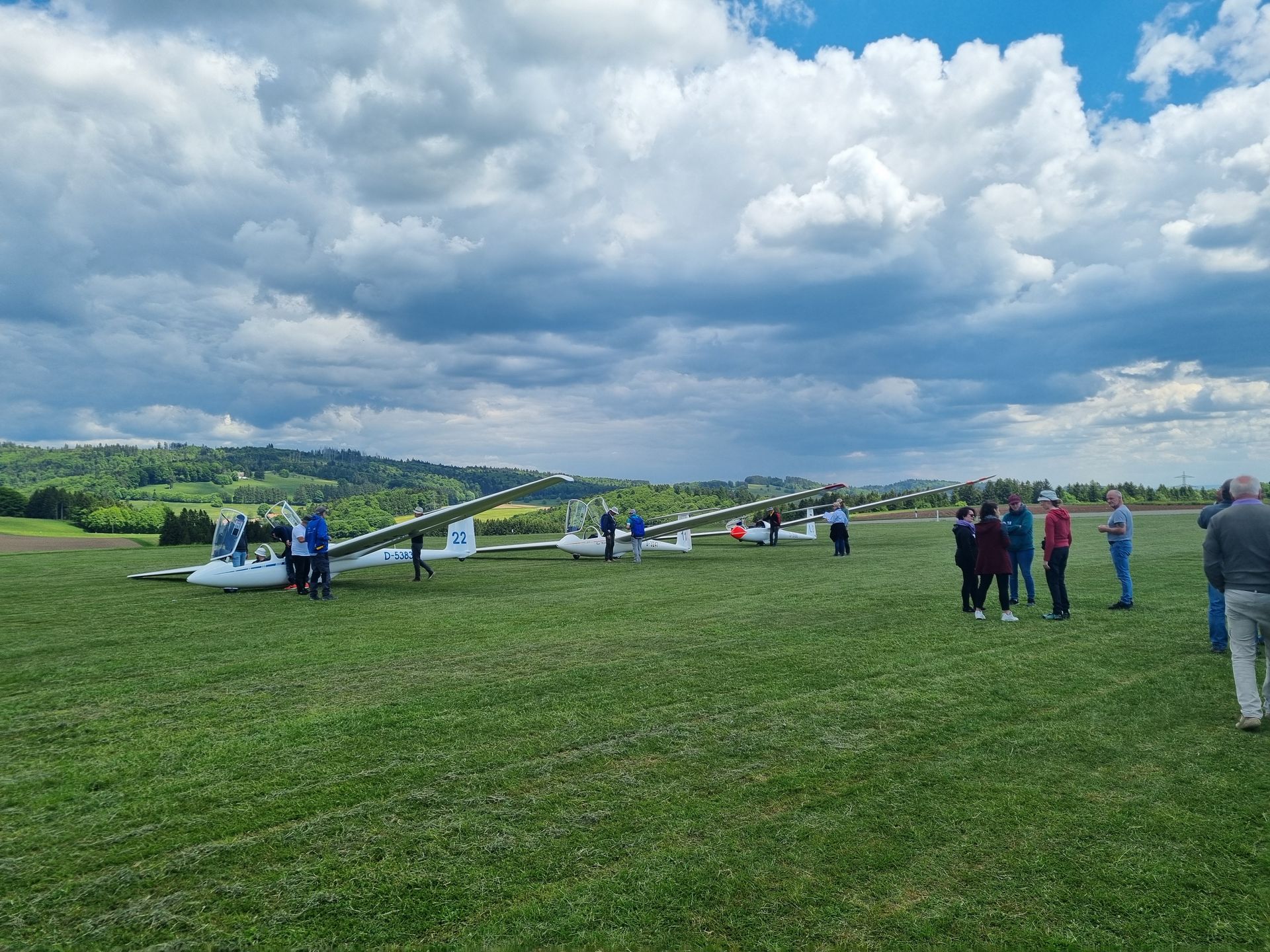 Segelflugzeuge auf dem Flugplatz Hütten