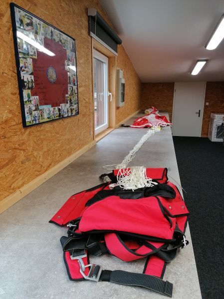 Fallschirme werden gepackt und geprüft