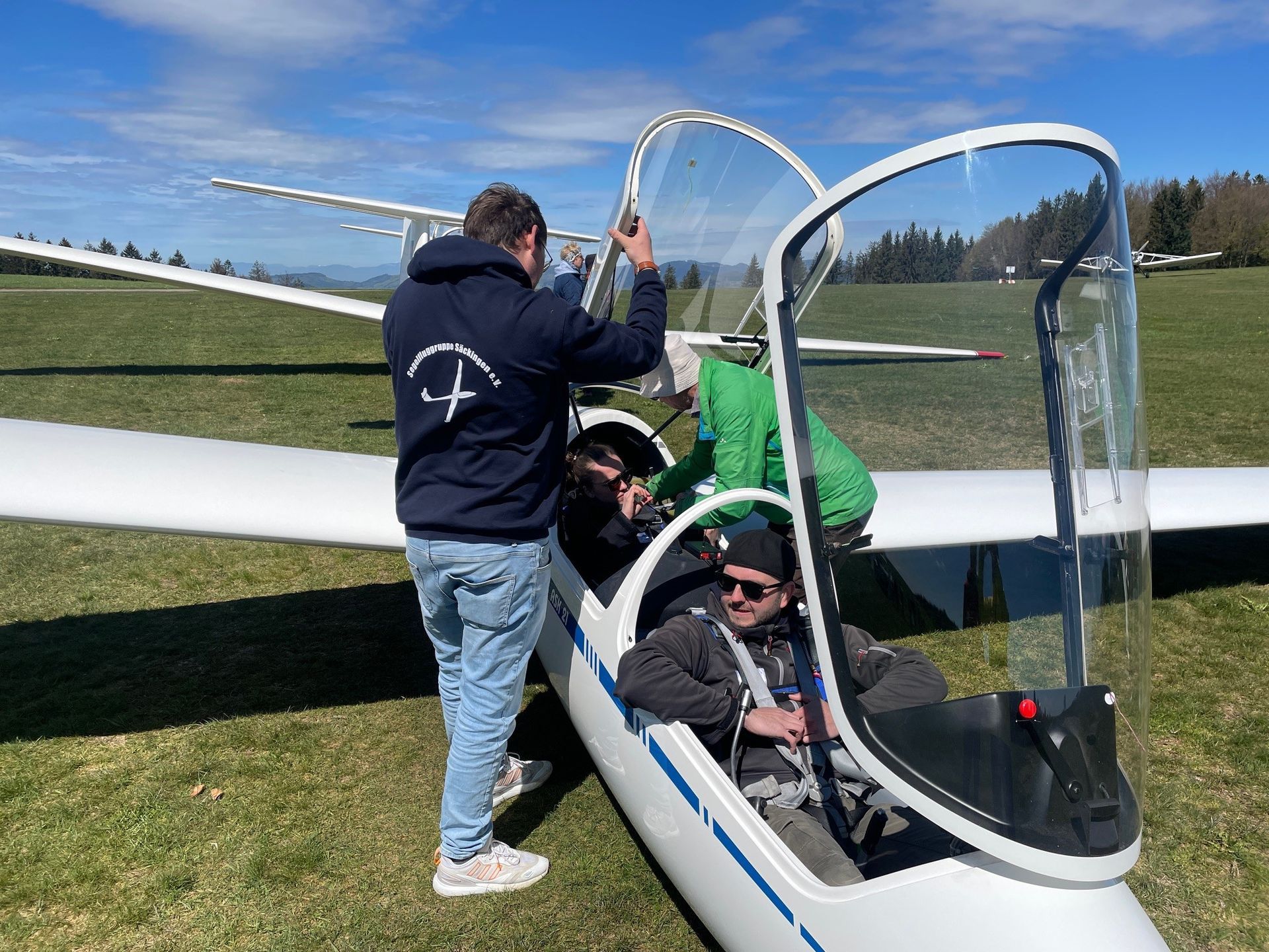 Flugschüler beim Einweisen ins Segelflugzeug