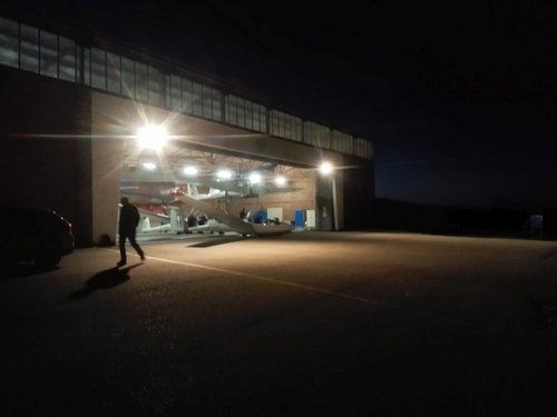 Die Hallentore werden früh morgens vor Sonnenaufgang für das Longest-Day-Fliegen geöffnet