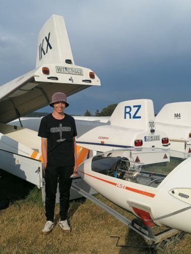 Vereinsmitglieder auf dem Flugplatz