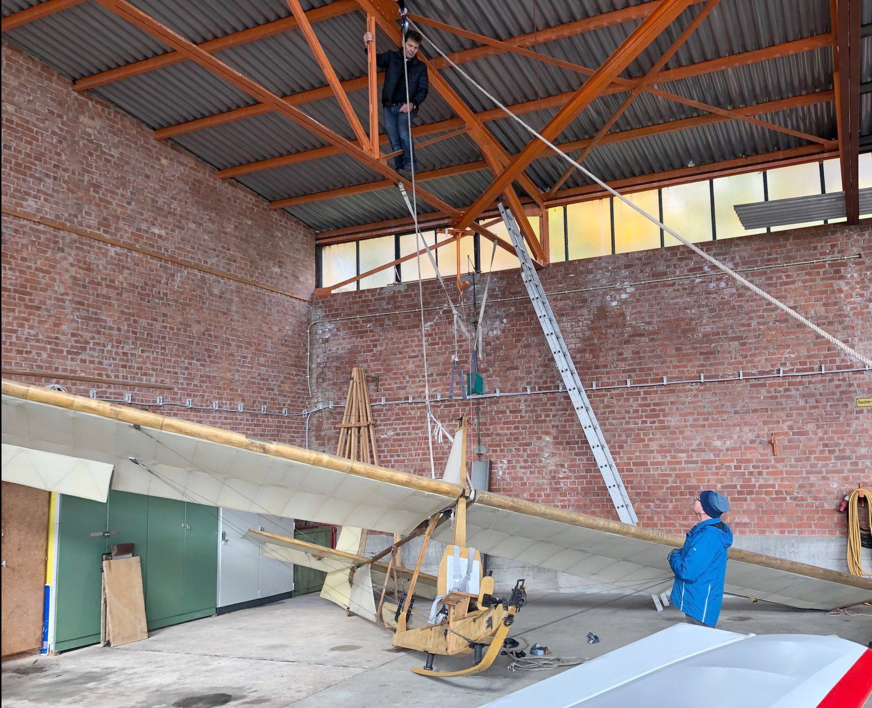 Vereinsmitglieder bei der Aufräumaktion in der Halle