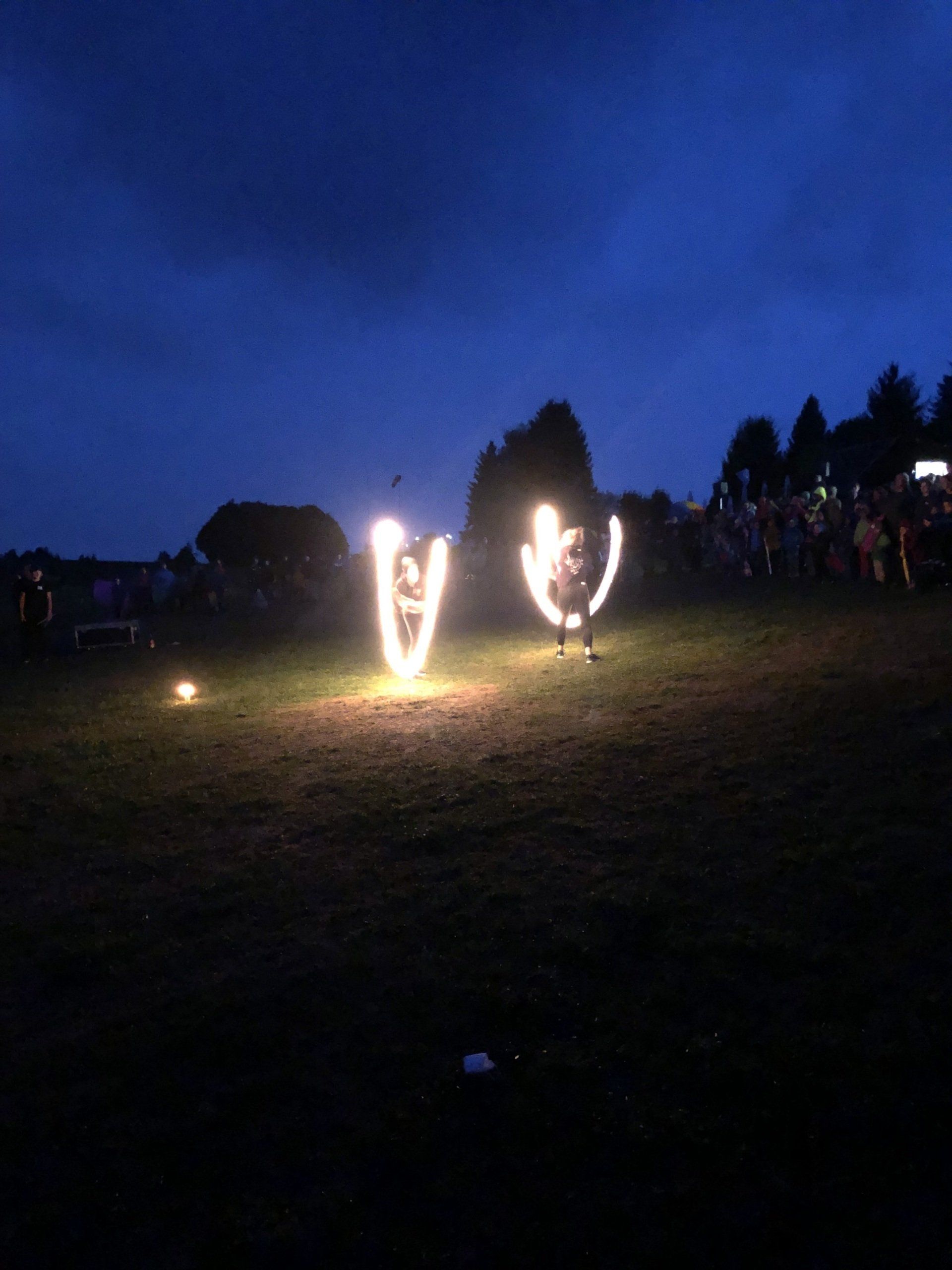 Nacht-Vorführung mit beleuchteten Drachen beim Familien-Drachenfest der LGH