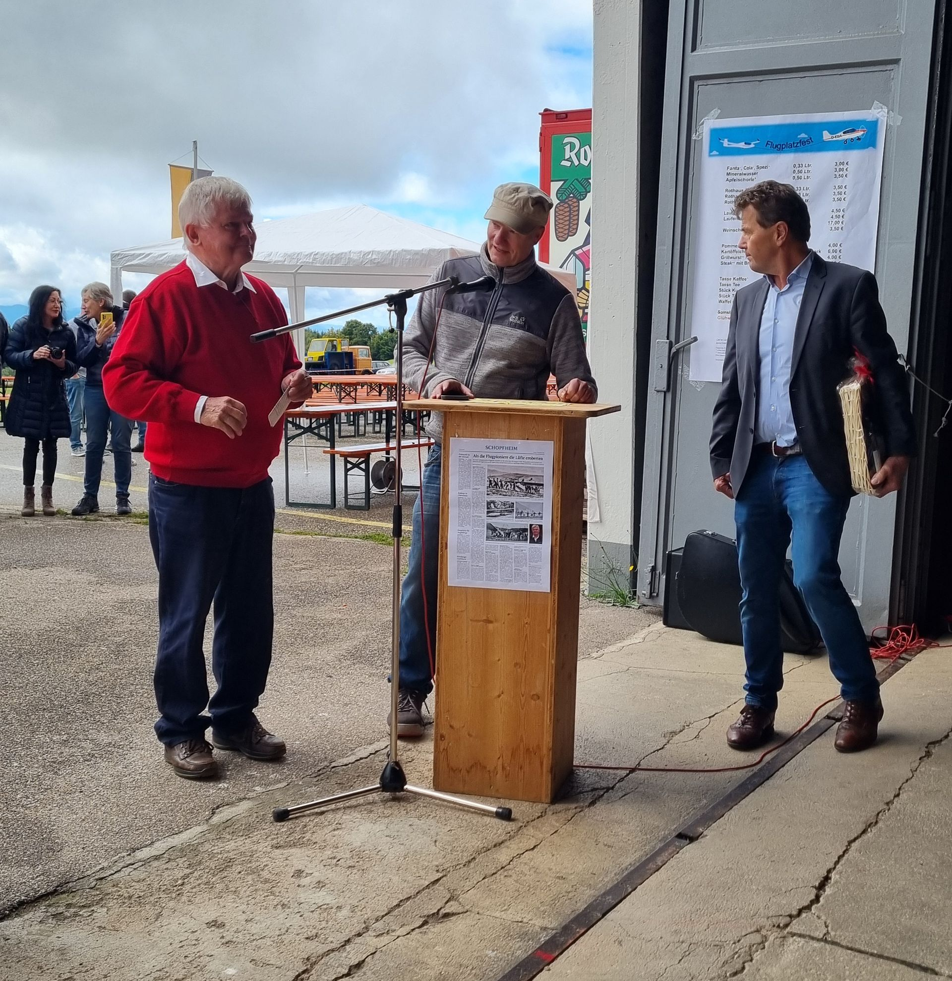 Werner Kramer, unser wandelndes Vereinsarchiv, Thomas Brosi und Hubertus Matt beim Festakt während des Flugplatzfestes 2025.