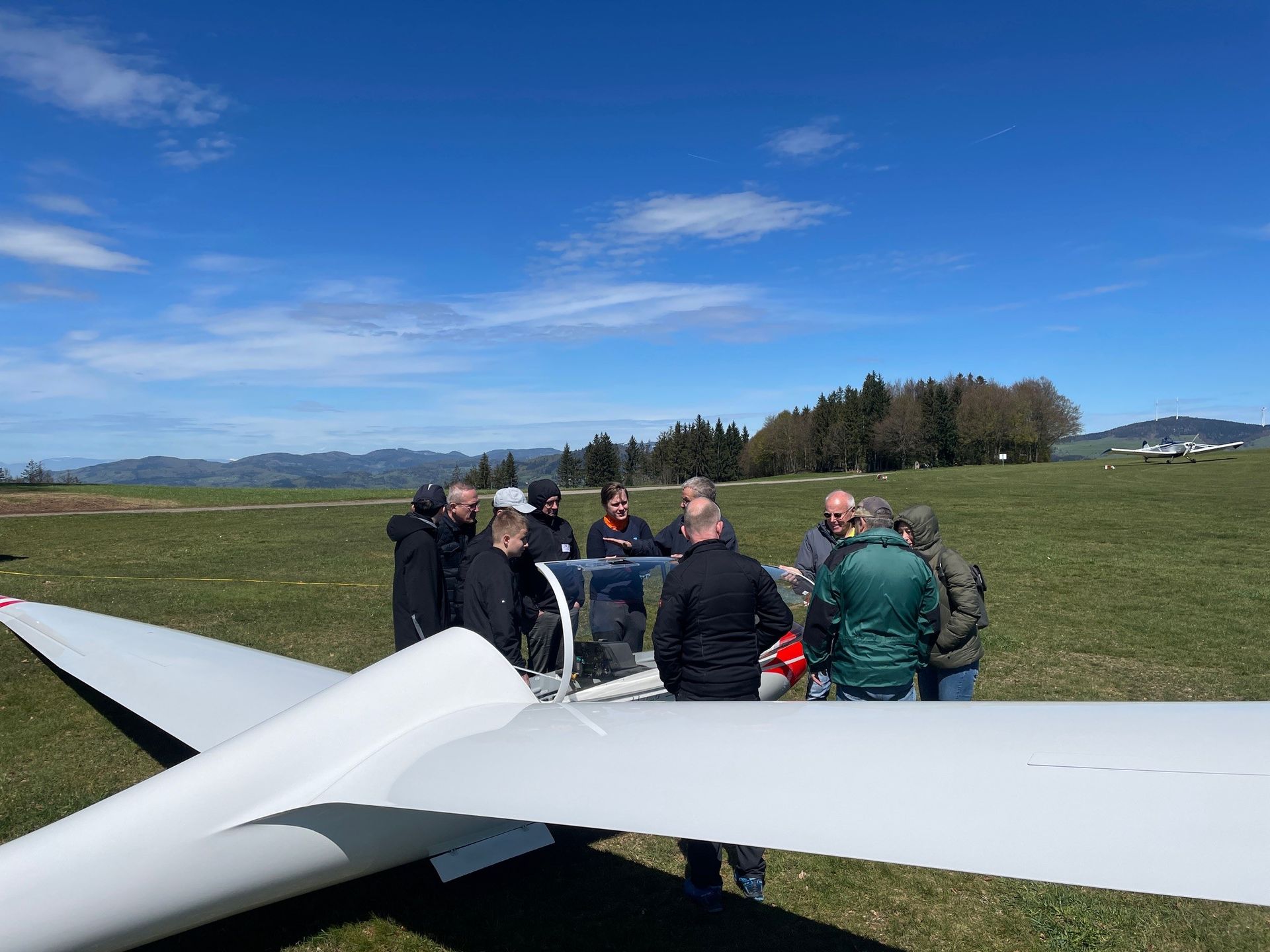 Vereinsmitglieder am Segelflugzeug