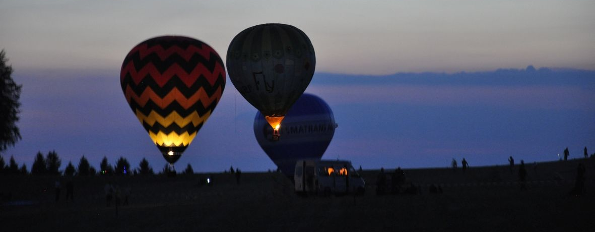 Modellballons in der Dämmerung