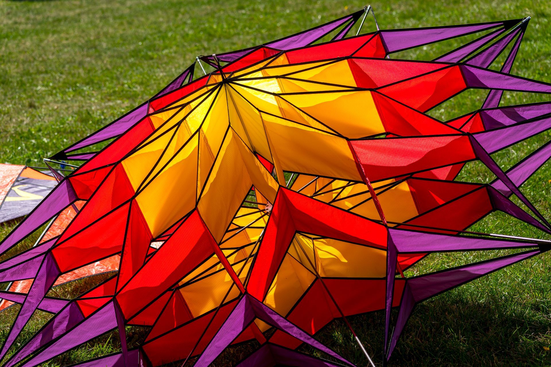 Ein Drachenobjekt in gelb-orange-lila