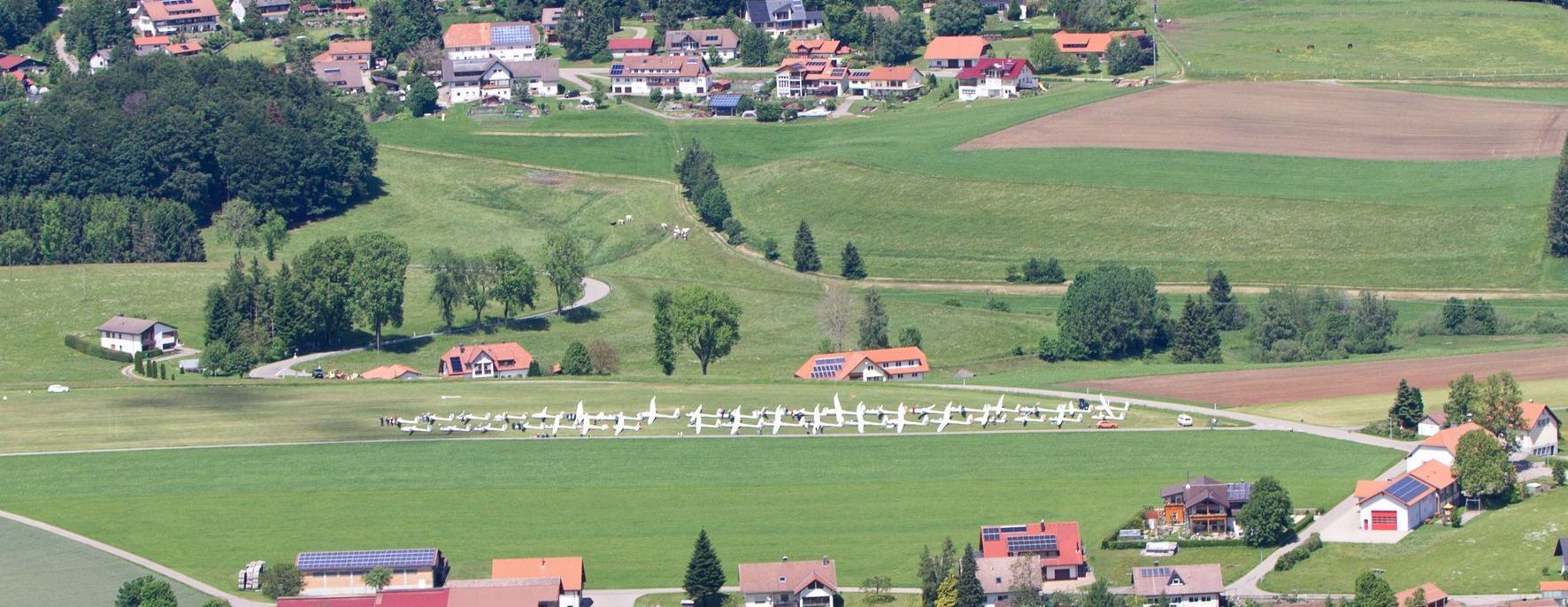 Segelflugzeuge am Start beim Hotzenwaldwettbewerb
