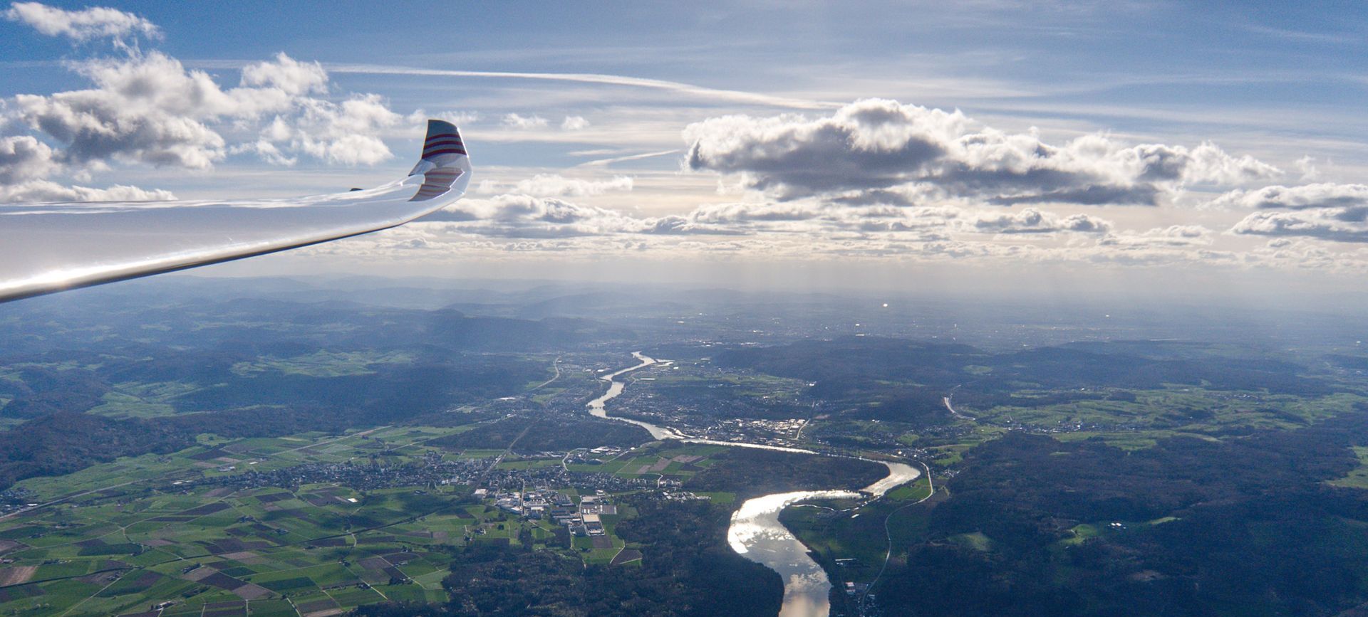 Luftaufnahme des Rheintals bei Sonnenuntergang