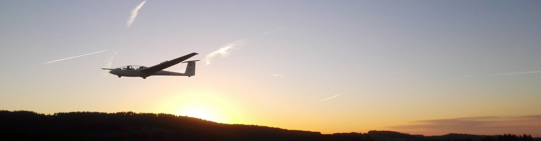 Ein Segelflugzeug im Gegenlicht