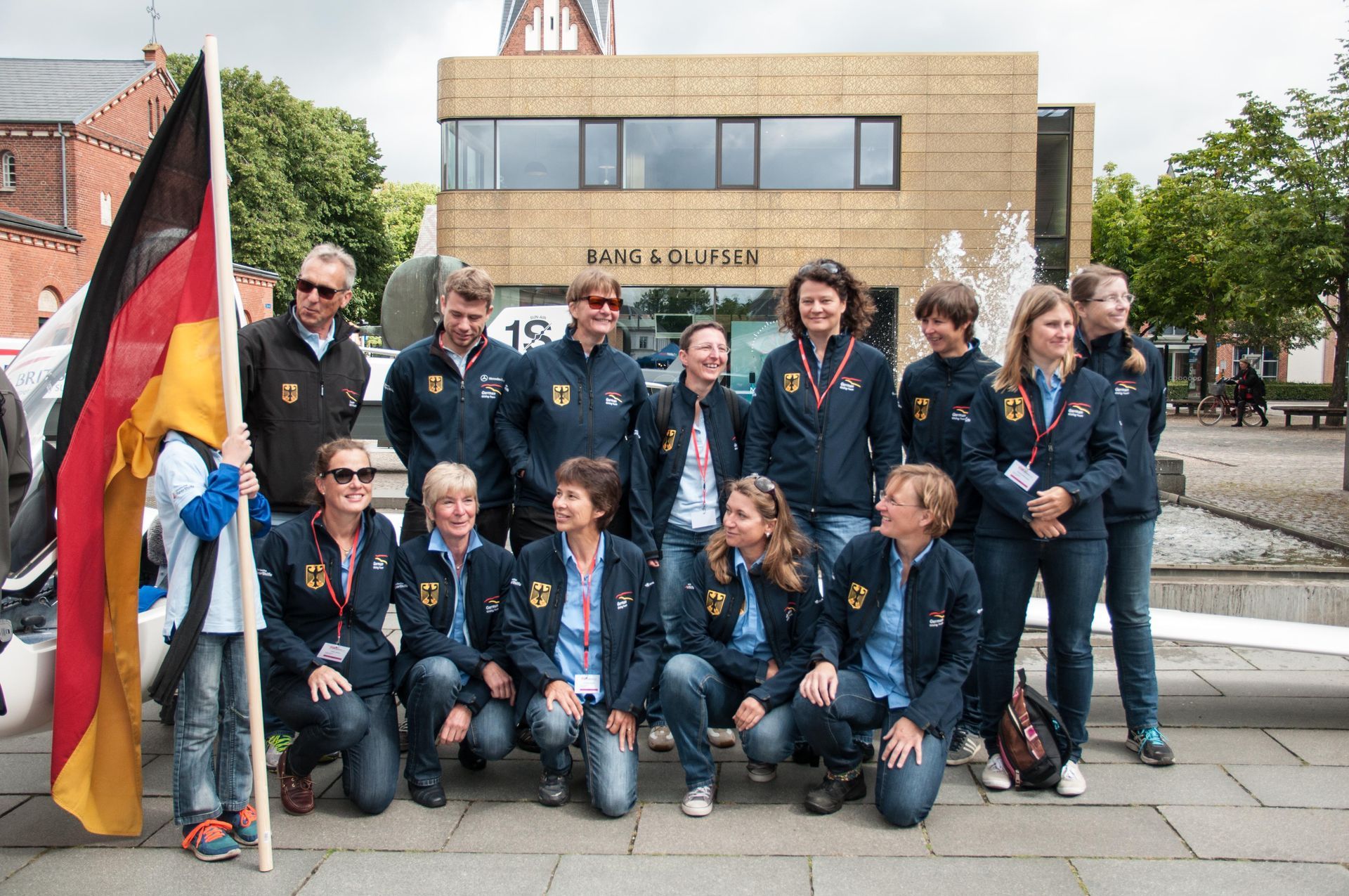 Eine Gruppe von Personen, identisch gekleidet mit Deutschlandflagge.