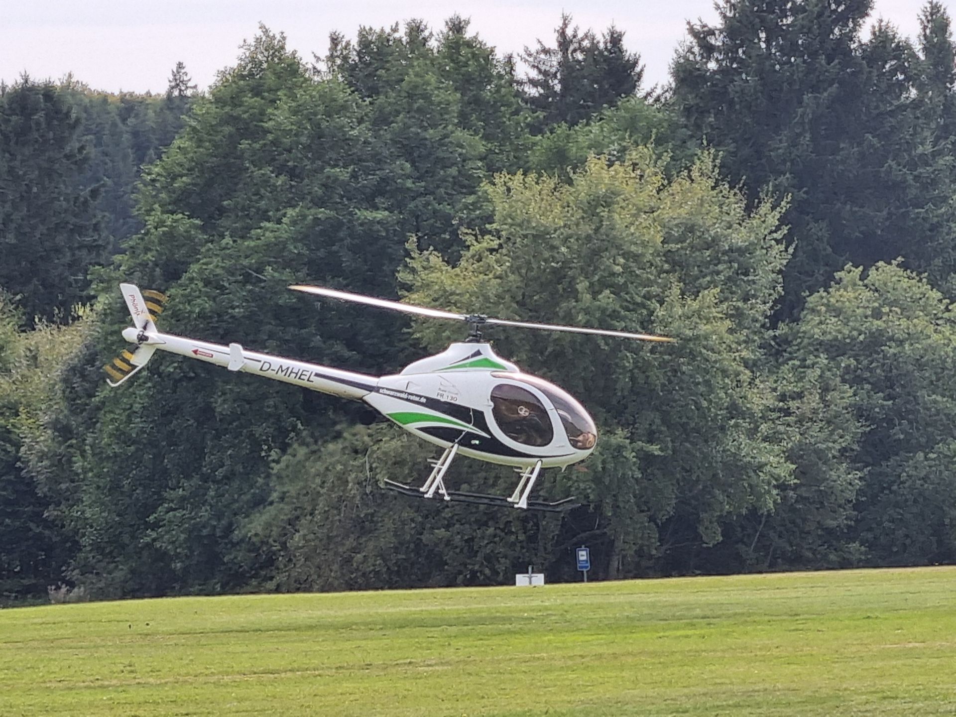 Ein UL-Helikopter beim Flugplatzfest der LGH 2025.