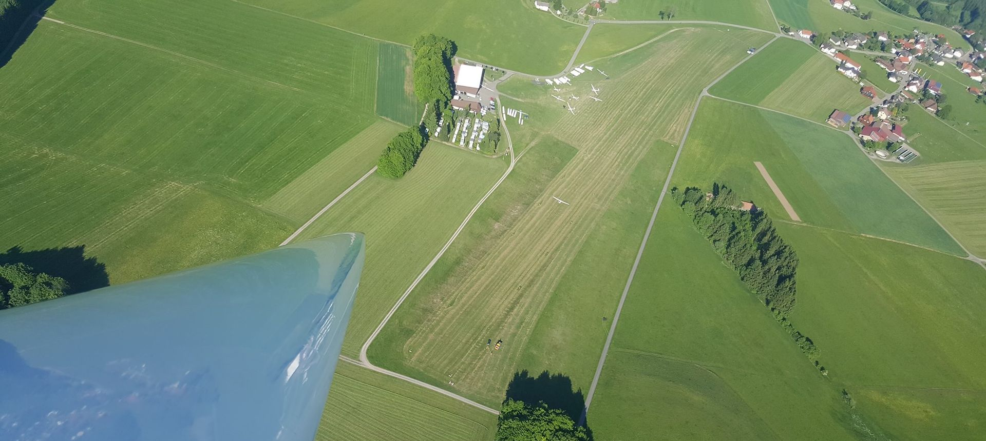 Der Flugplatz Hütten-Hotzenwald im Südschwarzwald von oben.