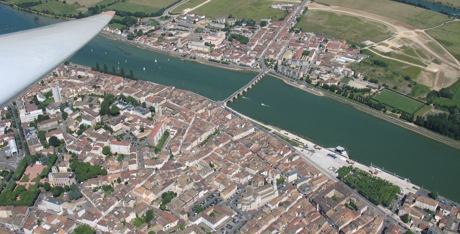 Segelflugzeug über europäischer Landschaft