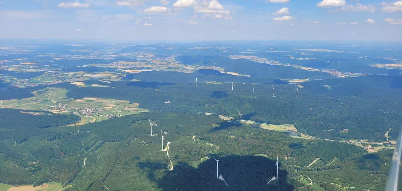 Windenergieanlagen in der Nähe des Flugplatzes